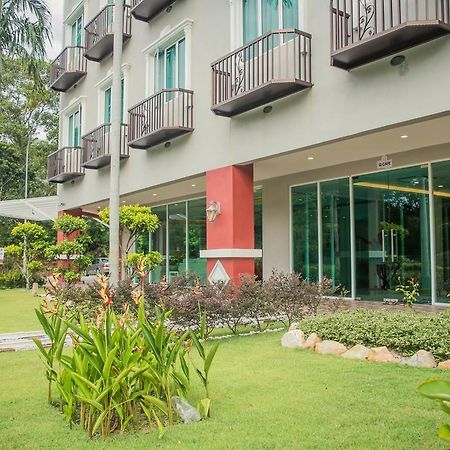 Qlassic Hotel Sepang Exterior foto